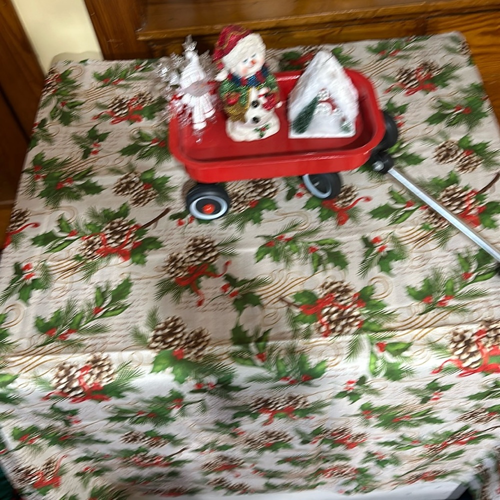 Tablecloth 52”x70” rectangular, pinecones Holly & ribbon & gold scrolling EUC
